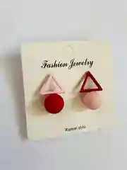 Красный серьги-гвоздики женские "Геометрия", асимметричные