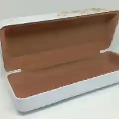 Белый футляр для очков