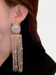 Белый длинные крупные серьги со стразами и камнями