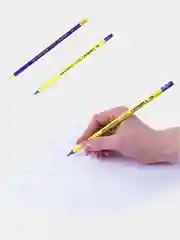 Желтый простой карандаш