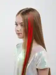 Алый прядь волос на заколке, Канекалон на заколке
