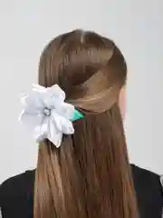 Белый заколка для девочек "Цветочек"