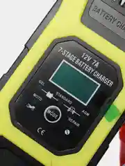 Желтый автомобильное зарядное устройство