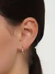 Серебряный серьги кольца геометрической формы со стразой