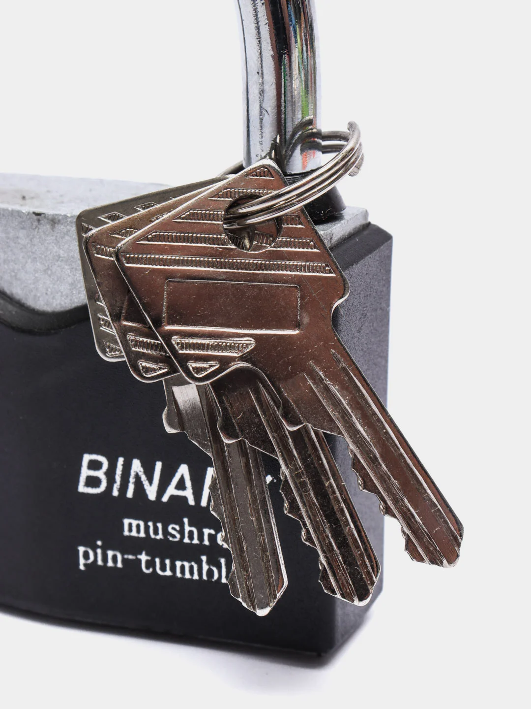 Черный замок навесной влагозащищенный с защитой от отмычек Binary, 70 мм