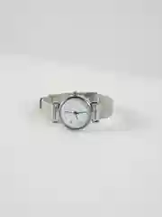 Белый женские наручные часы с металическим ремешком