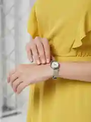 Белый женские наручные часы с металическим ремешком
