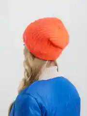 Алый шапки женские, пять цветов