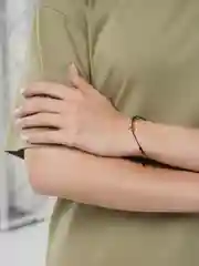 Черный браслет нить на удачу