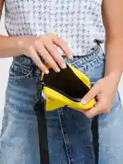 Желтый поясная сумка