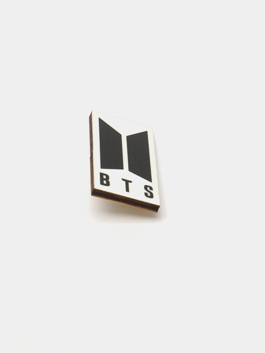 Значок деревянный "BTS"