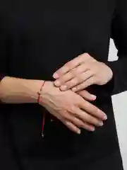 Ледяной красная нить с подвеской