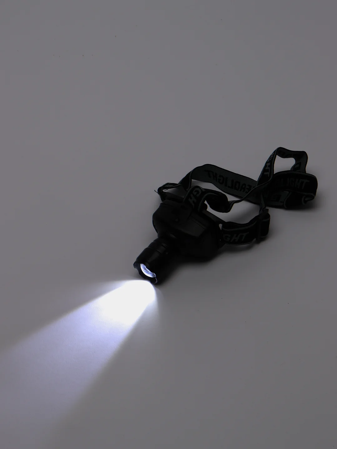 Фонарь налобный с фокусировкой 3 Вт LED, 3xAAA, 6 х 5 см