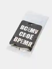 Тёмно-розовый ароматизатор воздуха для авто, картонный