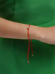 Белый красная нить с подвеской