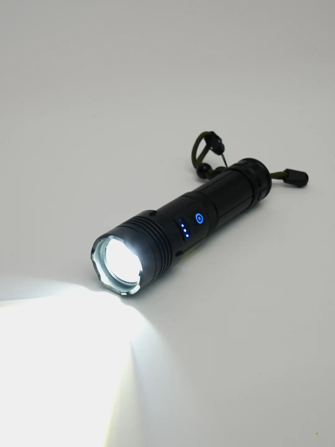 Походный тактический мощный фонарь XHP70 с powerbank
