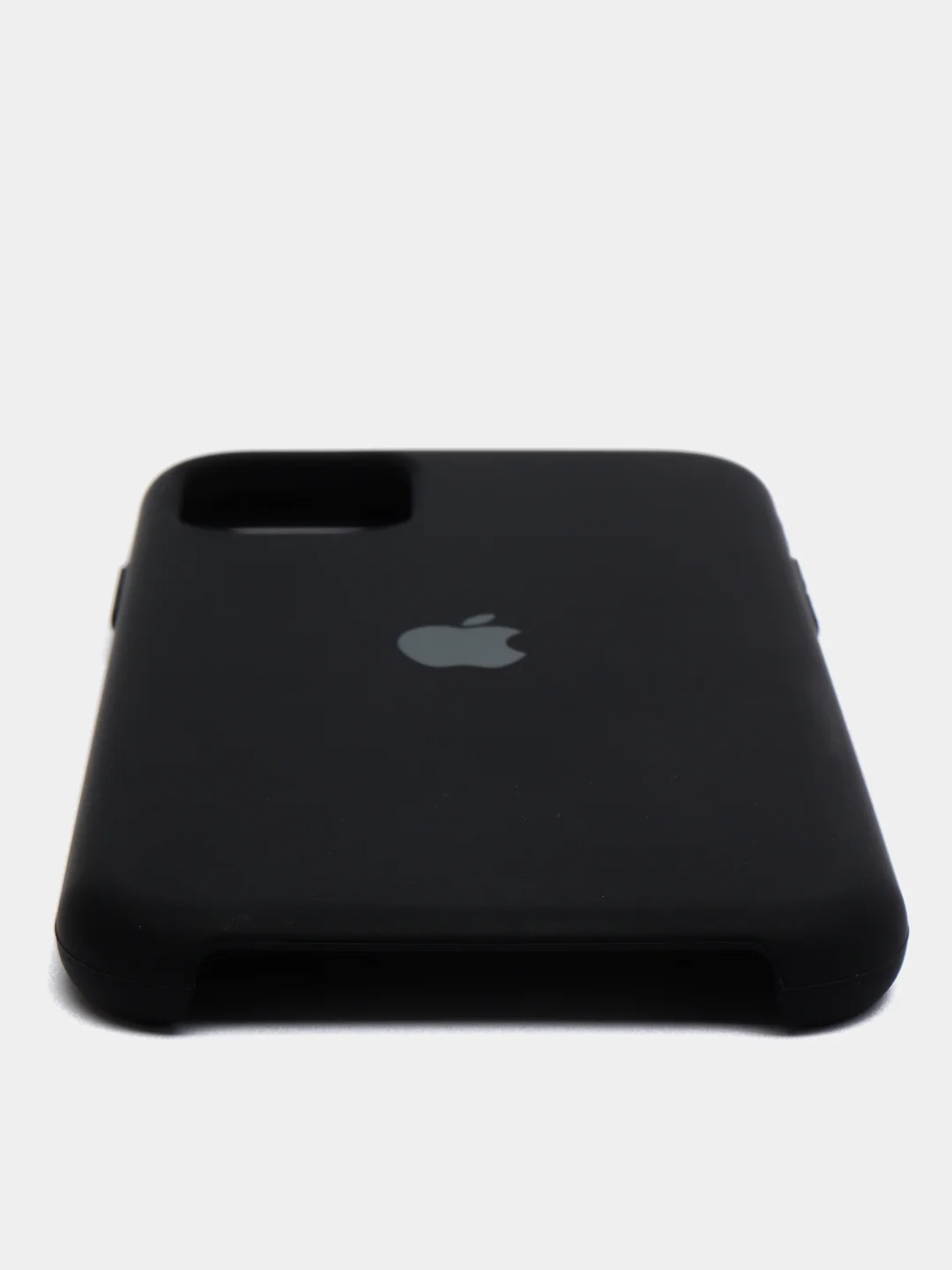Черный силиконовый защитный чехол на iPhone 11