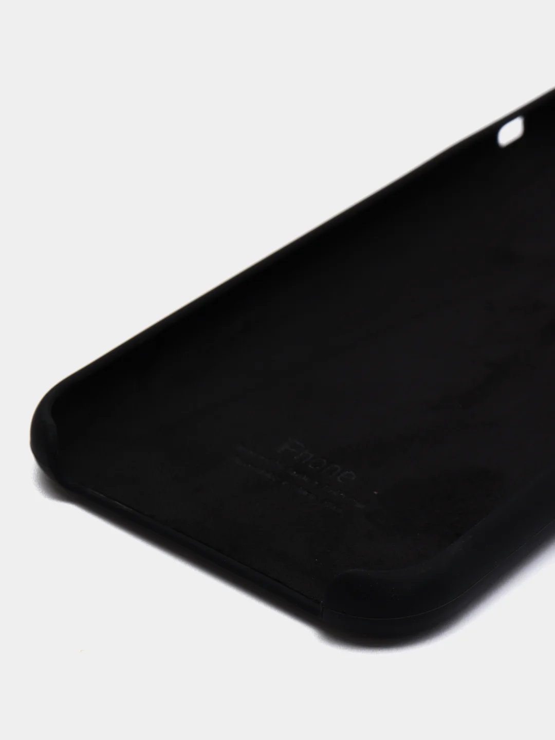 Черный силиконовый защитный чехол на iPhone 11