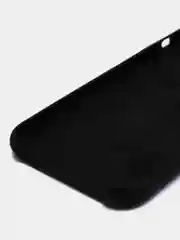 Черный силиконовый защитный чехол на iPhone 11