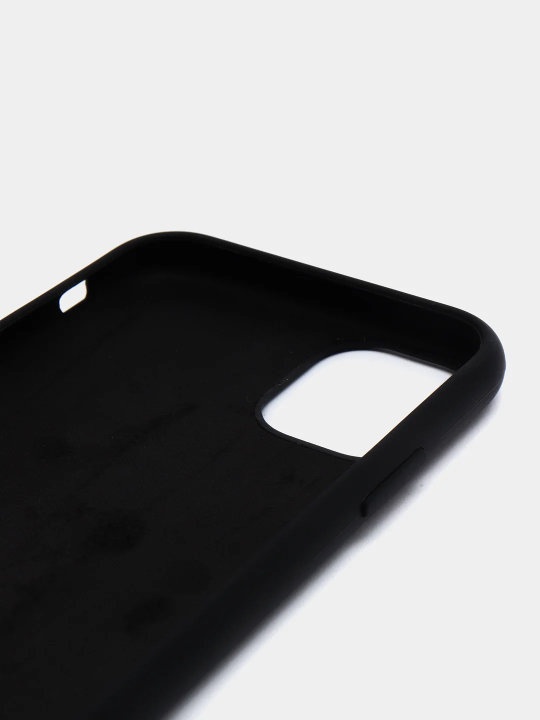 Черный силиконовый защитный чехол на iPhone 11