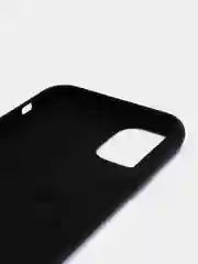Черный силиконовый защитный чехол на iPhone 11