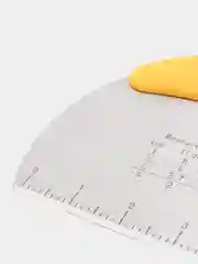Желтый шпатель кондитерский