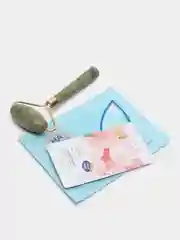 Зеленый роликовый массажер из натурального камня для лица и тела