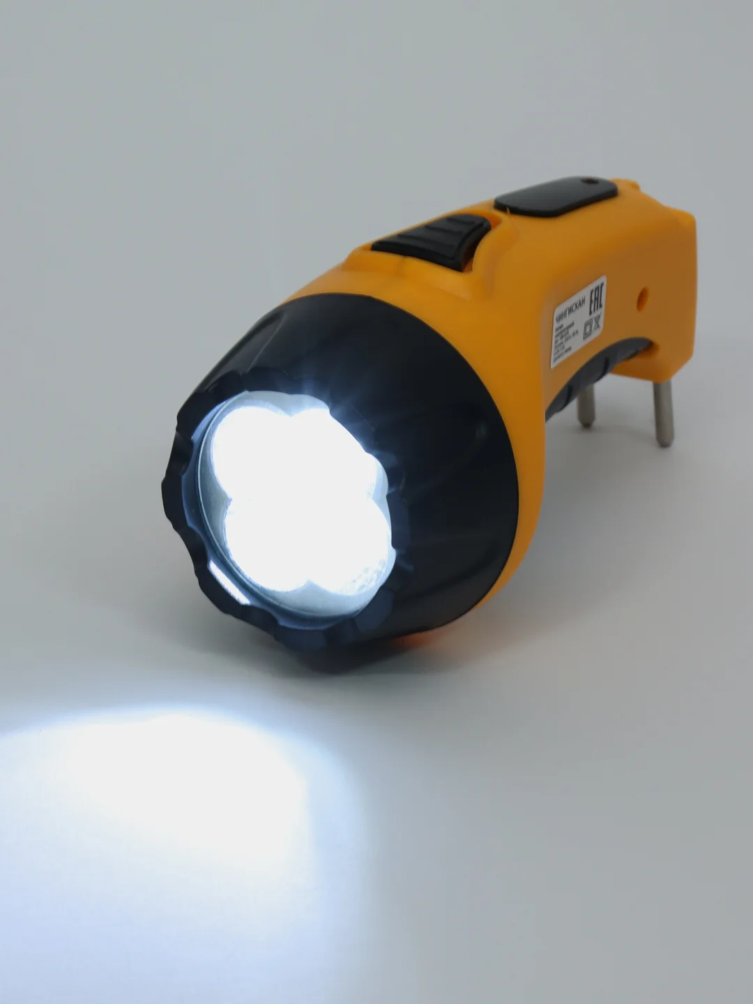 Фонарь аккумуляторный, LED, 4 яркости, вилка 220 В, пластик, 13 x 5,3 см