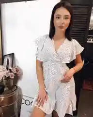 Белый платье женское в мелкий горошек, мини, на резинке, с завязками на талии