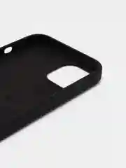 Черный силиконовый защитный чехол для iPhone 13 с закрытым низом