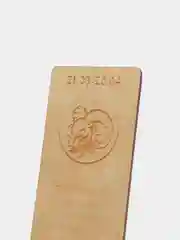 Бежевый подставка для телефона
