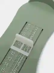 Лесной зеленый линейка для измерения детской стопы. Измеритель стопы