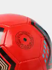 Красный спортивный футбольный мяч