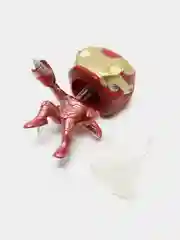 Алый фигурка Железный человек на подставке