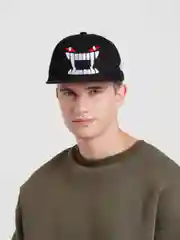 Черный кепка с вышивкой "WUKE" унисекс