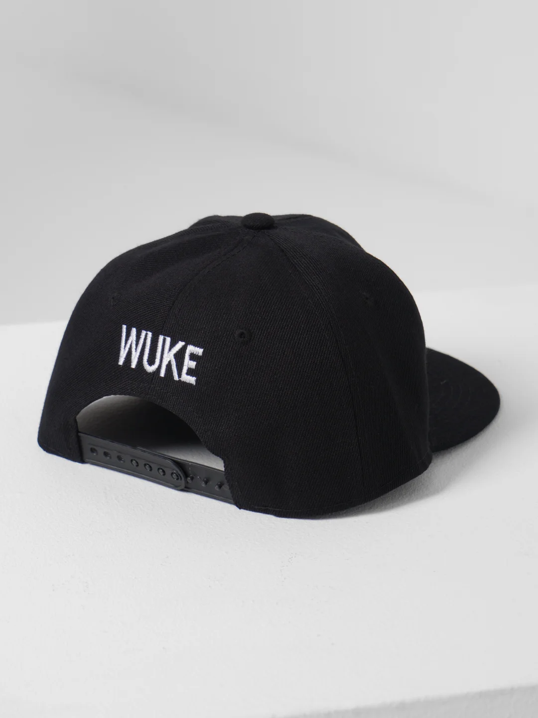 Черный кепка с вышивкой "WUKE" унисекс