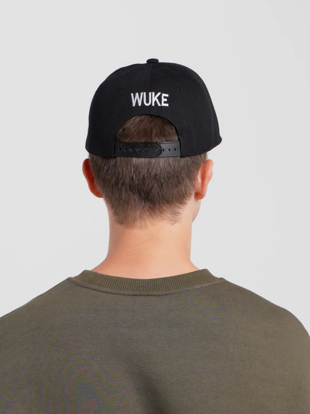 Черный кепка с вышивкой "WUKE" унисекс