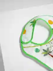Зеленый нагрудник с пластиковым съемным карманом