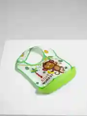 Зеленый нагрудник с пластиковым съемным карманом