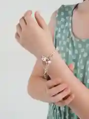 Белый браслет на руку