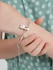 Белый браслет на руку