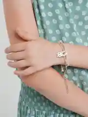 Белый браслет на руку