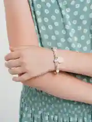 Розовый браслет на руку