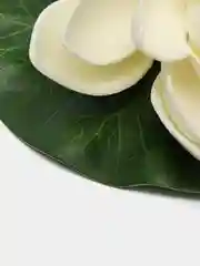 Белый фигурка садовая для пруда и аквариума "Кувшинка"