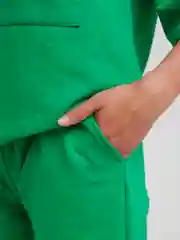 Лесной зеленый спортивный костюм