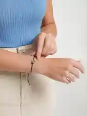 Алый браслет на руку, знак зодиака