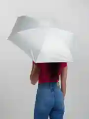 Белый зонт в чехле