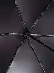 Белый зонт в чехле