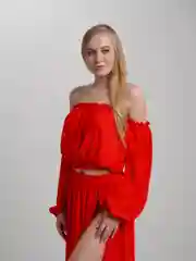 Алый пляжный костюм топ и юбка