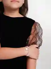 Розовый браслет на резинке для девочки